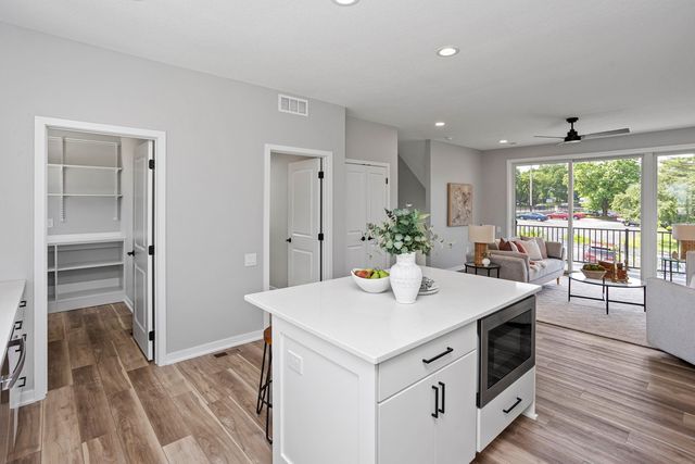 2730 Fleur Drive 19, Des Moines, IA 50321