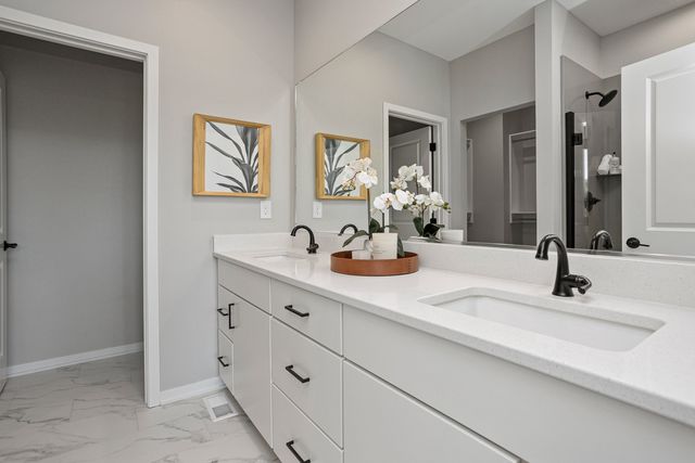 2730 Fleur Drive 19, Des Moines, IA 50321