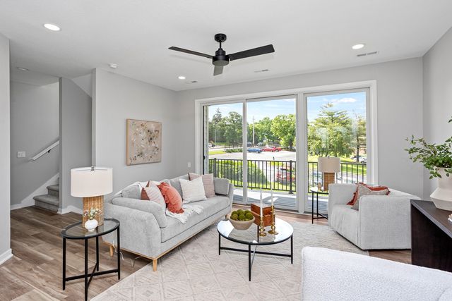 2730 Fleur Drive 19, Des Moines, IA 50321