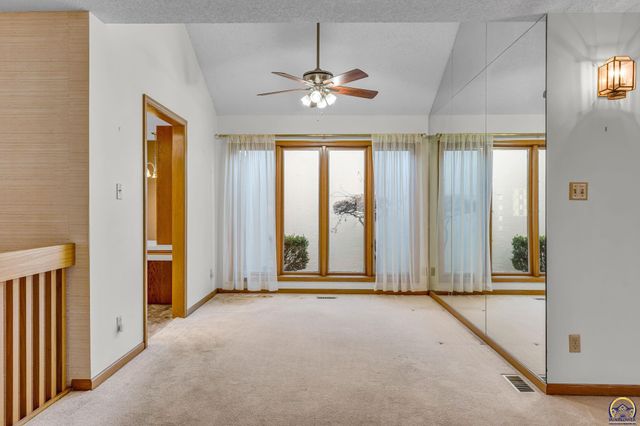 2404 SW Brookhaven LN, Topeka, KS 66614