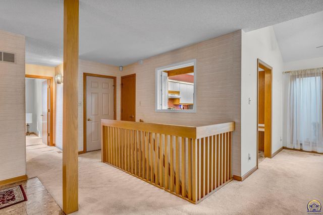 2404 SW Brookhaven LN, Topeka, KS 66614