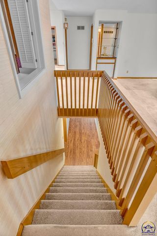 2404 SW Brookhaven LN, Topeka, KS 66614