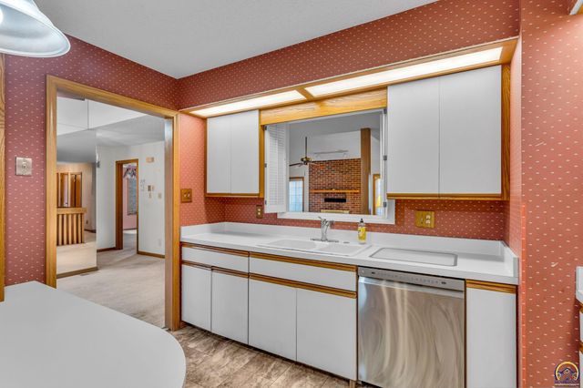 2404 SW Brookhaven LN, Topeka, KS 66614