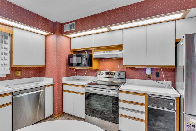 2404 SW Brookhaven LN, Topeka, KS 66614