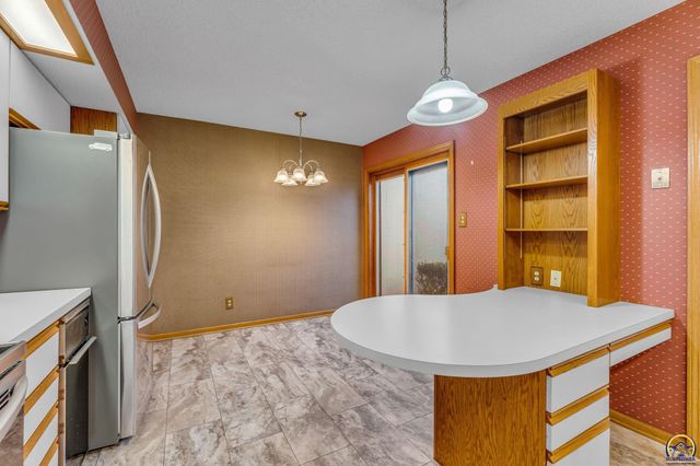 2404 SW Brookhaven LN, Topeka, KS 66614