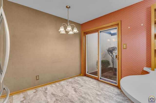 2404 SW Brookhaven LN, Topeka, KS 66614