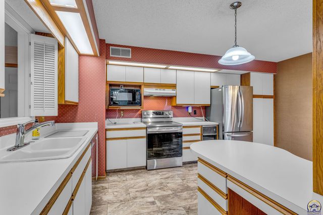 2404 SW Brookhaven LN, Topeka, KS 66614