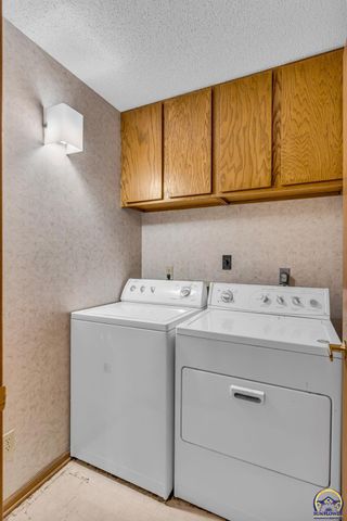 2404 SW Brookhaven LN, Topeka, KS 66614