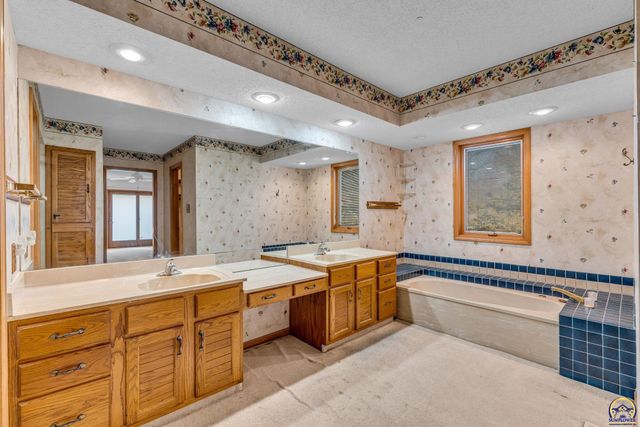 2404 SW Brookhaven LN, Topeka, KS 66614