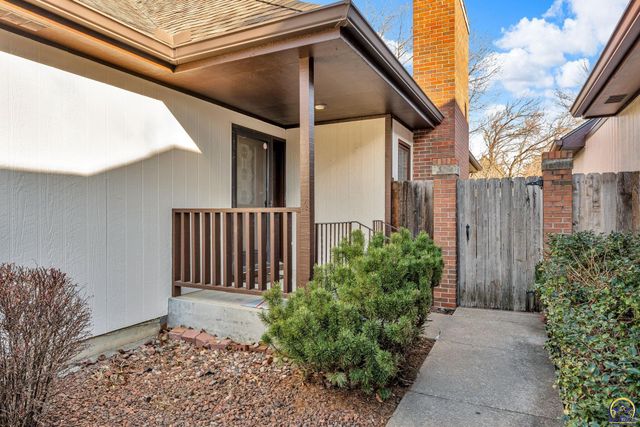 2404 SW Brookhaven LN, Topeka, KS 66614