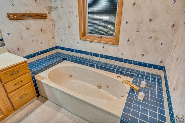 2404 SW Brookhaven LN, Topeka, KS 66614