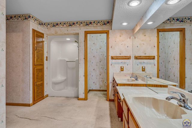 2404 SW Brookhaven LN, Topeka, KS 66614