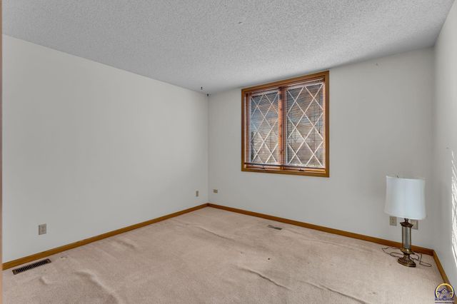 2404 SW Brookhaven LN, Topeka, KS 66614