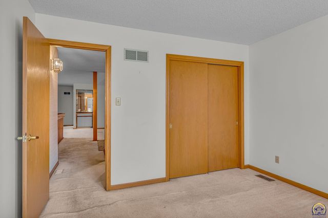 2404 SW Brookhaven LN, Topeka, KS 66614