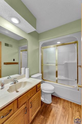 2404 SW Brookhaven LN, Topeka, KS 66614