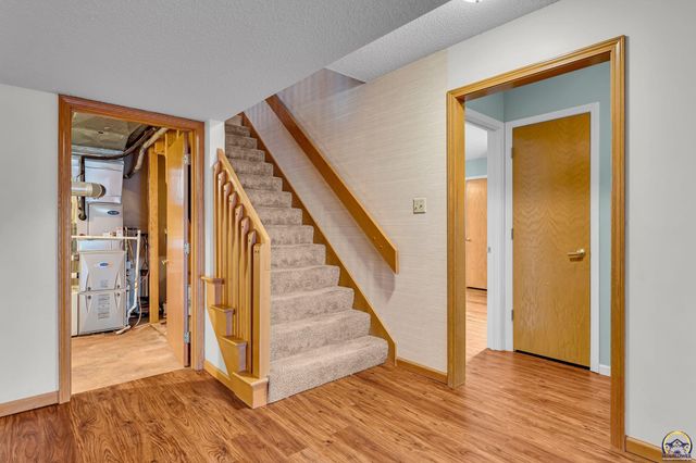 2404 SW Brookhaven LN, Topeka, KS 66614