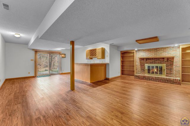 2404 SW Brookhaven LN, Topeka, KS 66614