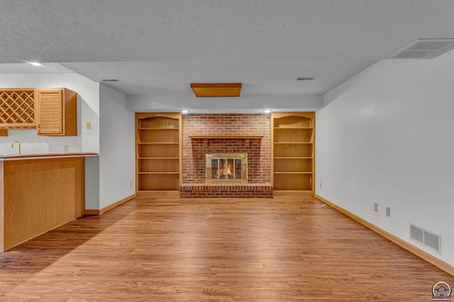 2404 SW Brookhaven LN, Topeka, KS 66614