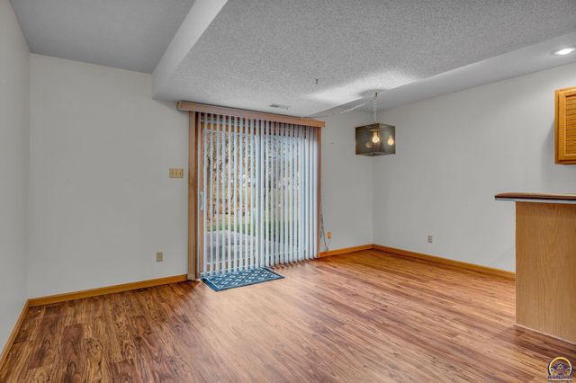 2404 SW Brookhaven LN, Topeka, KS 66614