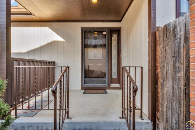 2404 SW Brookhaven LN, Topeka, KS 66614