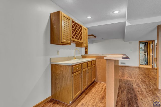 2404 SW Brookhaven LN, Topeka, KS 66614