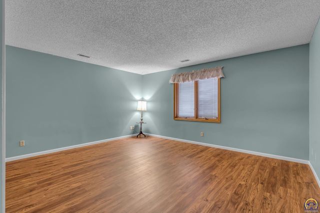 2404 SW Brookhaven LN, Topeka, KS 66614