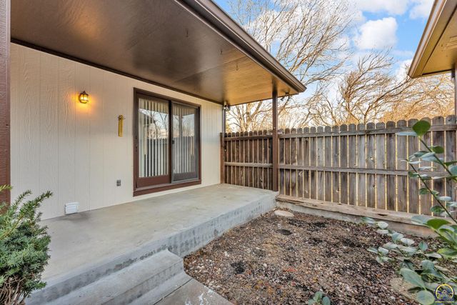 2404 SW Brookhaven LN, Topeka, KS 66614