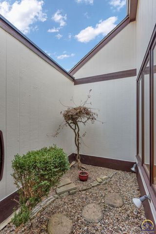 2404 SW Brookhaven LN, Topeka, KS 66614