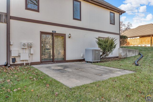 2404 SW Brookhaven LN, Topeka, KS 66614