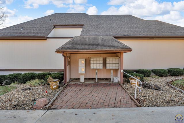 2404 SW Brookhaven LN, Topeka, KS 66614