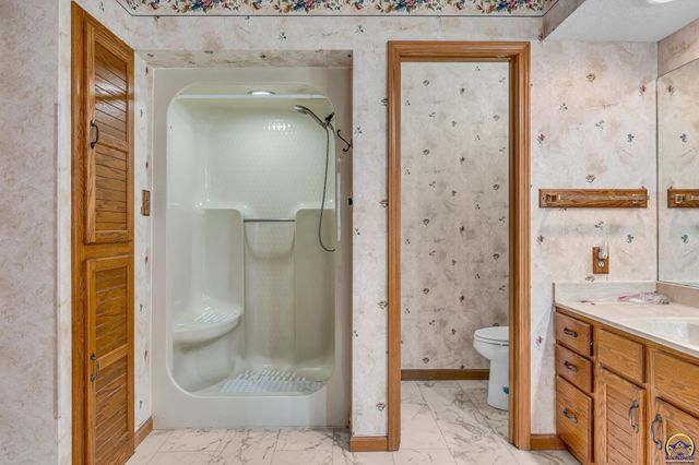 2404 SW Brookhaven LN, Topeka, KS 66614