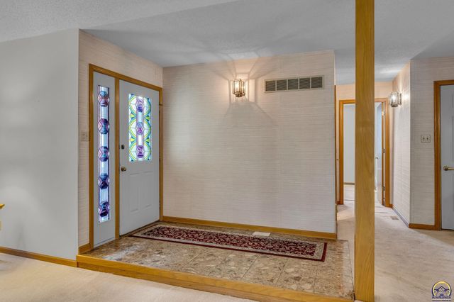 2404 SW Brookhaven LN, Topeka, KS 66614