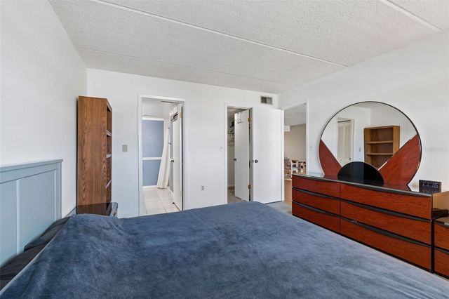 12300 PARK BOULEVARD 221, Seminole, FL 33772