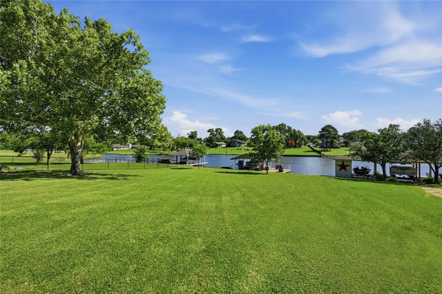 533 Kiowa Drive W, Lake Kiowa, TX 76240