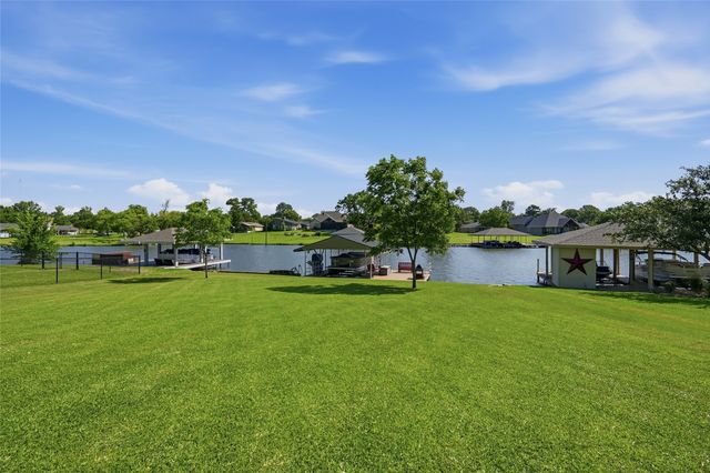 533 Kiowa Drive W, Lake Kiowa, TX 76240