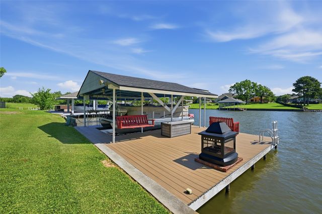 533 Kiowa Drive W, Lake Kiowa, TX 76240