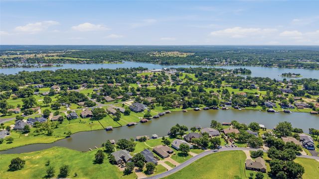 533 Kiowa Drive W, Lake Kiowa, TX 76240