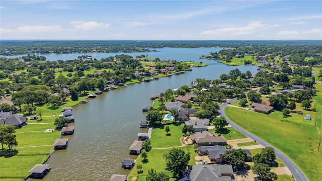 533 Kiowa Drive W, Lake Kiowa, TX 76240
