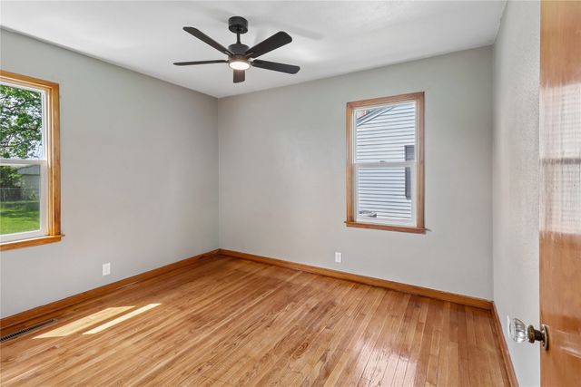 1709 N 2nd Avenue E, Newton, IA 50208