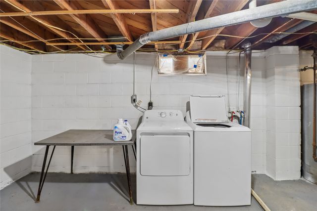 1709 N 2nd Avenue E, Newton, IA 50208
