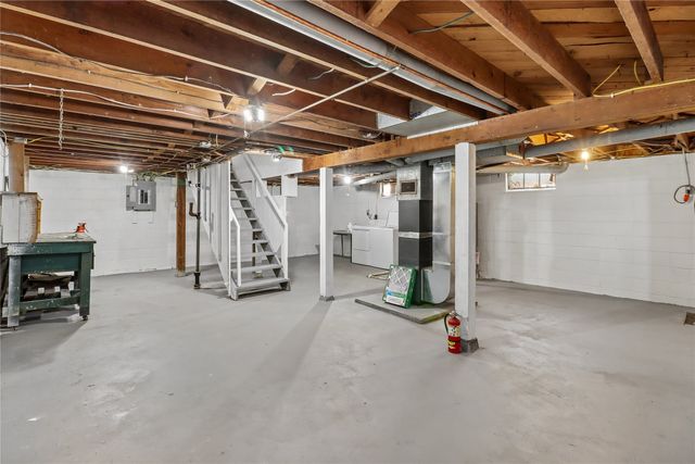 1709 N 2nd Avenue E, Newton, IA 50208