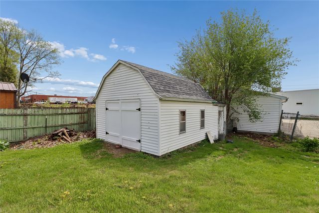 1709 N 2nd Avenue E, Newton, IA 50208