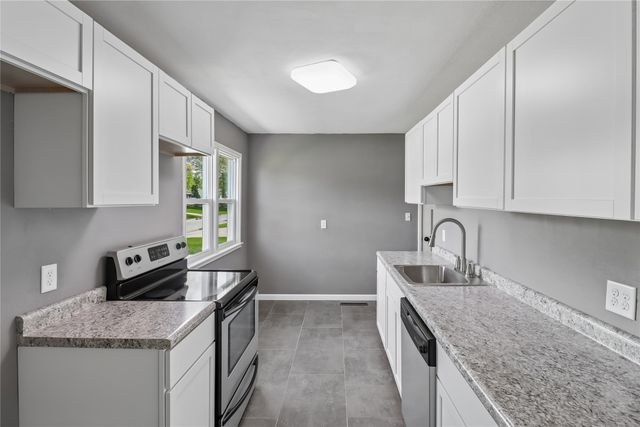 1709 N 2nd Avenue E, Newton, IA 50208