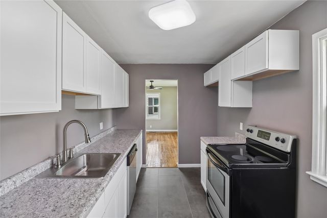 1709 N 2nd Avenue E, Newton, IA 50208