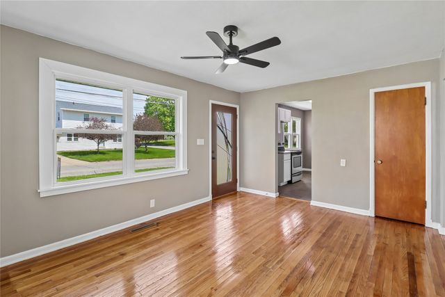 1709 N 2nd Avenue E, Newton, IA 50208