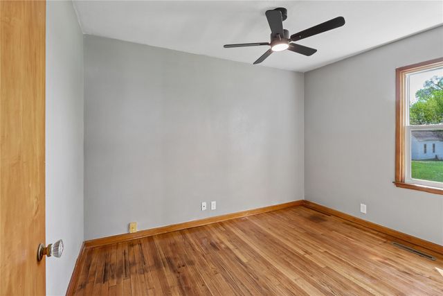 1709 N 2nd Avenue E, Newton, IA 50208