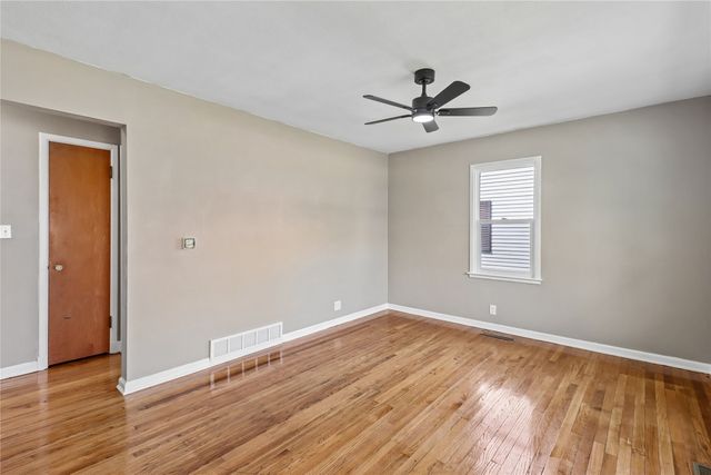 1709 N 2nd Avenue E, Newton, IA 50208