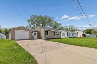 1709 N 2nd Avenue E, Newton, IA 50208