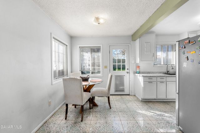 38609 Glenraven Avenue, Palmdale, CA 93550