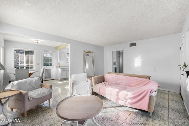 38609 Glenraven Avenue, Palmdale, CA 93550